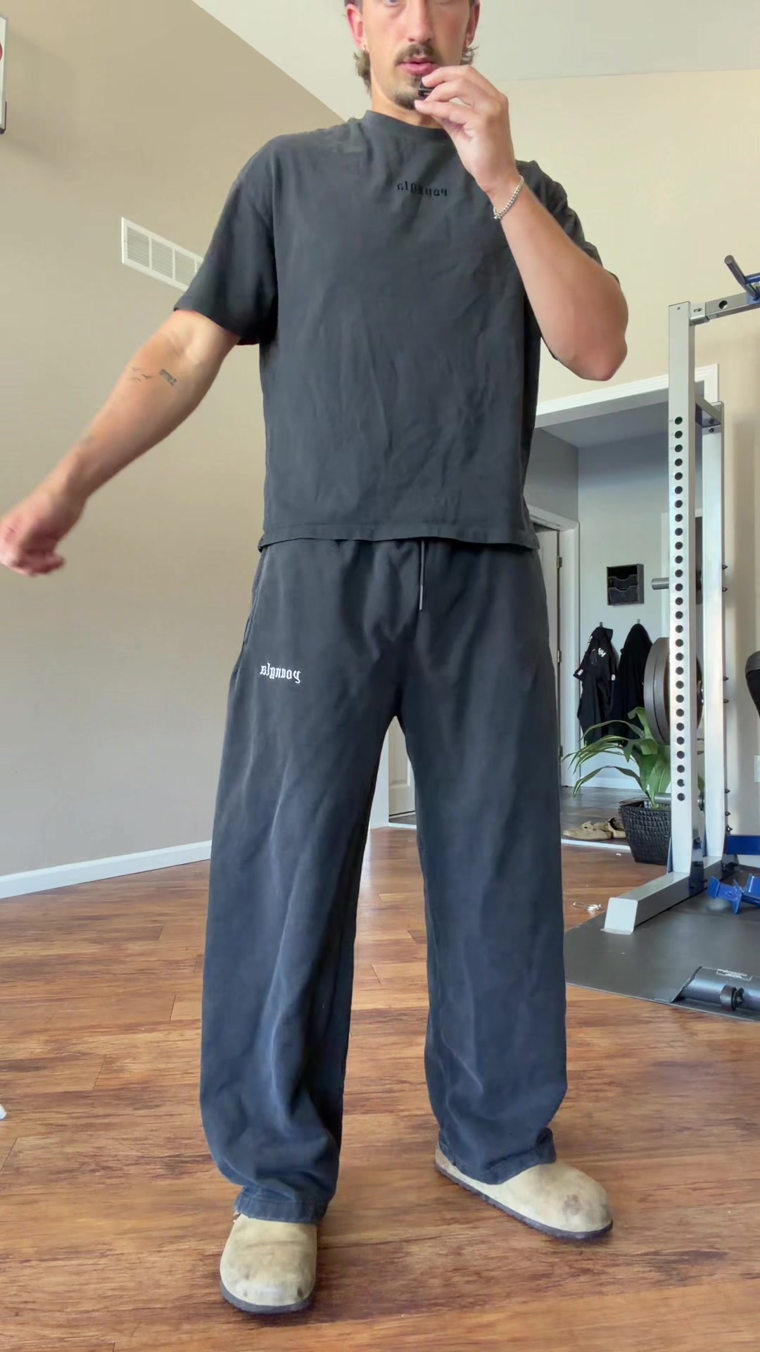 Nicht eine, sondern gleich zwei Alphalete Classic Baggy Jogginghosen sind gerade im… TikTok video