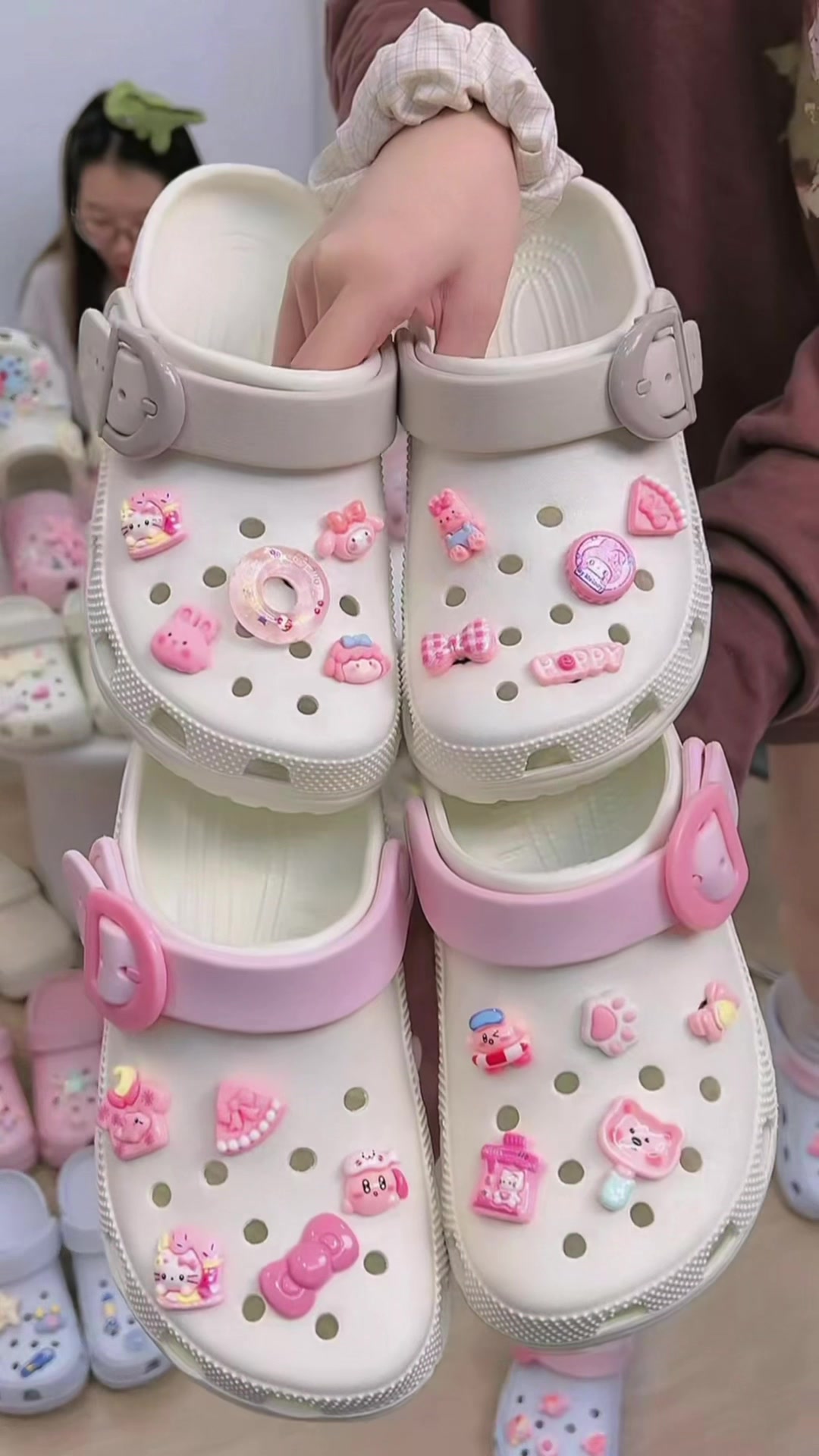 Hey ihr Lieben, diese Schuhe bestehen aus weichem Kunststoff. TikTok video