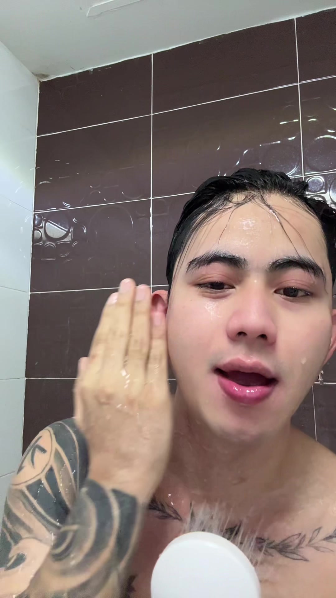 매일 하는 목욕과 스킨케어 후 빨간 포장 스킨케어 제품 소개… TikTok video