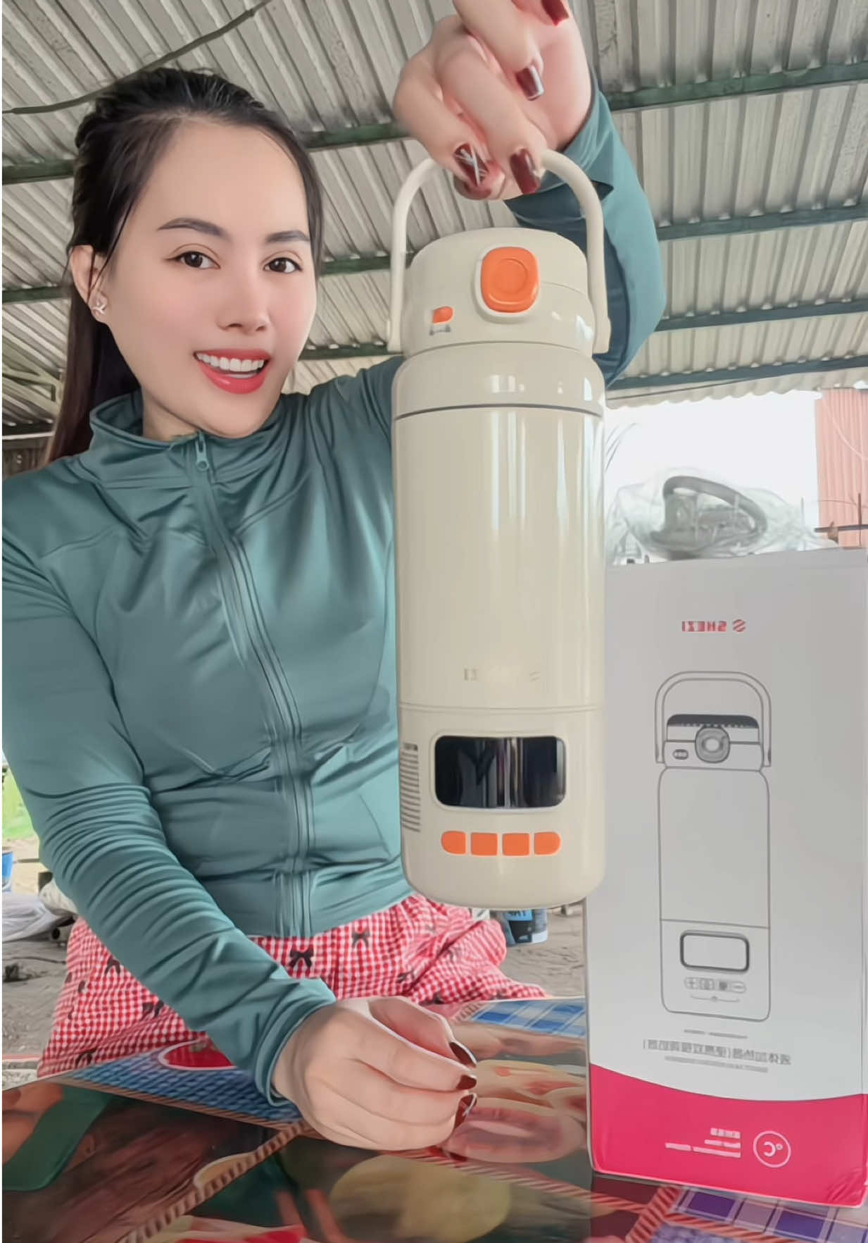 Moms, I'm now unboxing this portable electric kettle from sezy. TikTok video