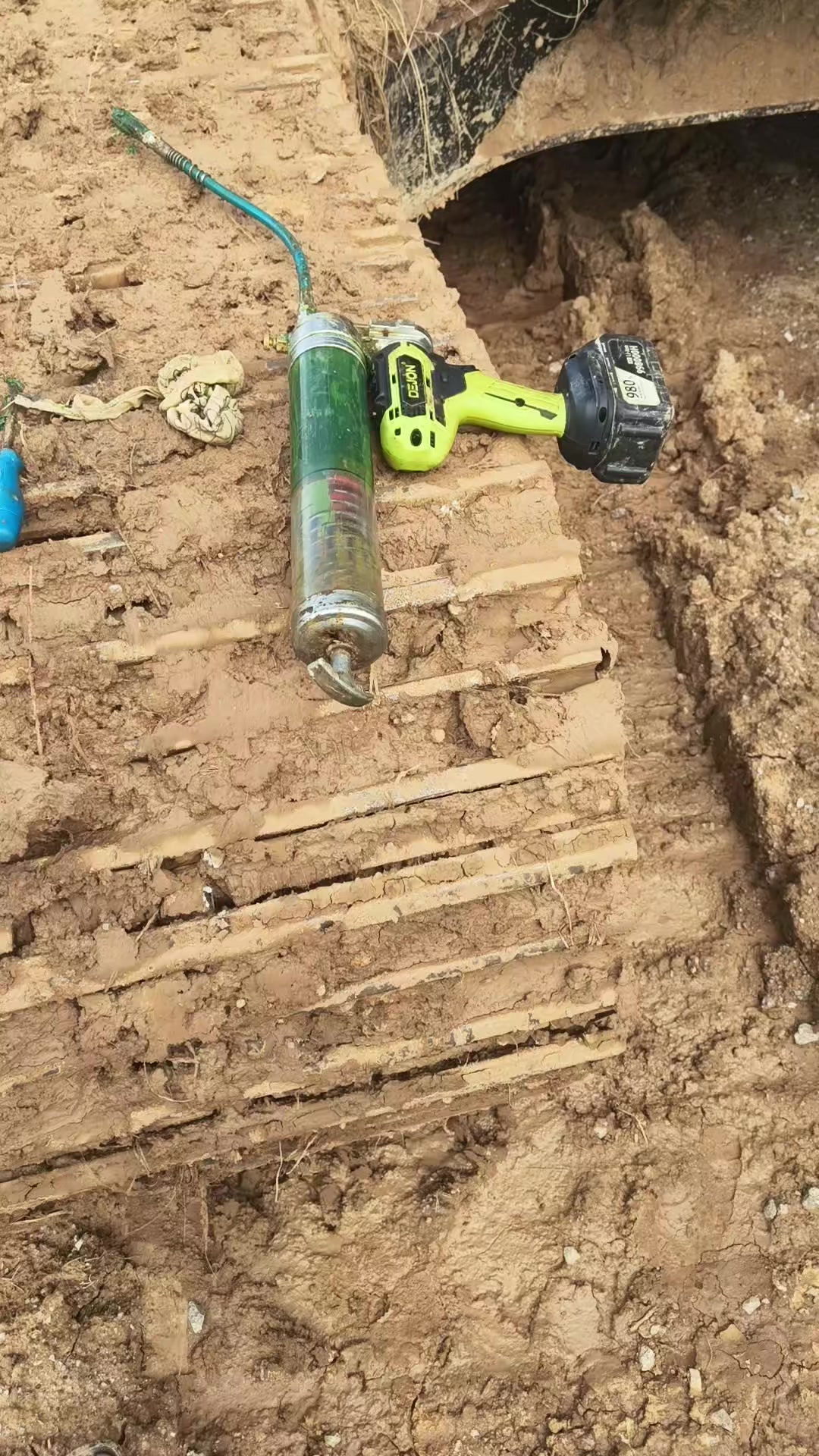 The air bleeding operation of this electric grease gun can completely discharge the… TikTok video