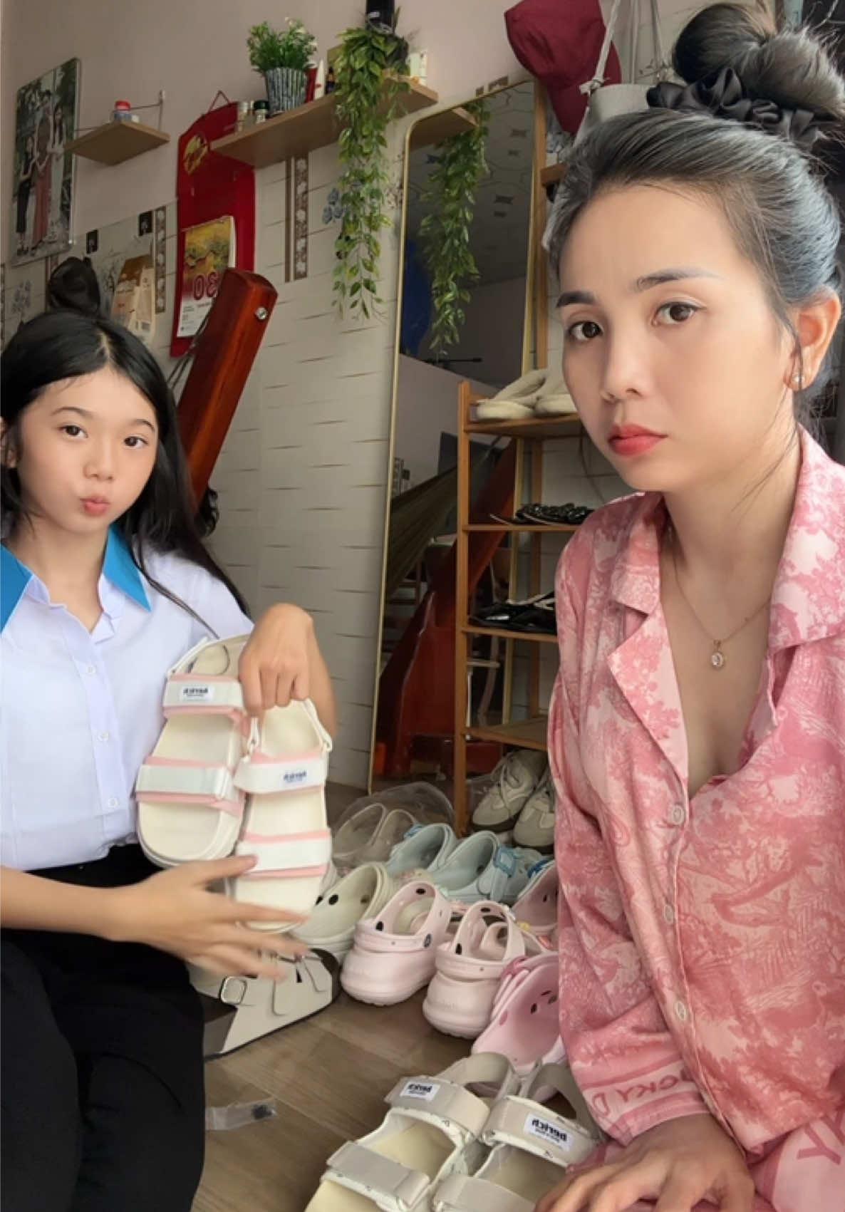 A moment with Mẹ và con gái TikTok video