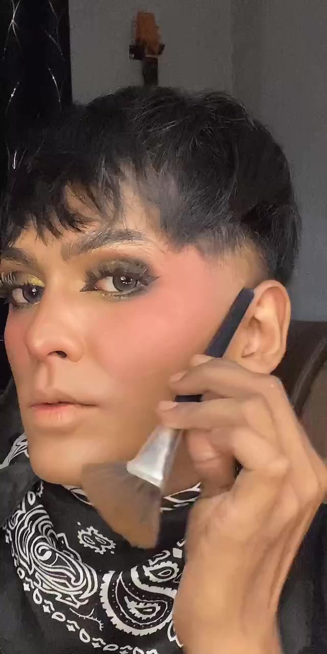 From the ear tip to the corner of the mouth here, don't drag the brush all the way… TikTok video