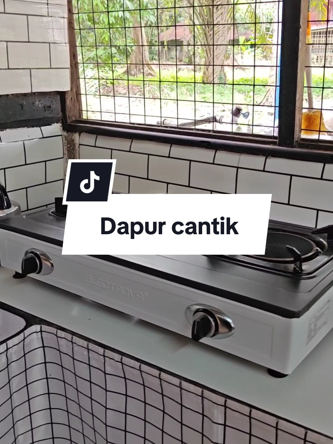 What stove are you using sis, The kitchen stays aesthetic, No stickers, Feet have… TikTok video