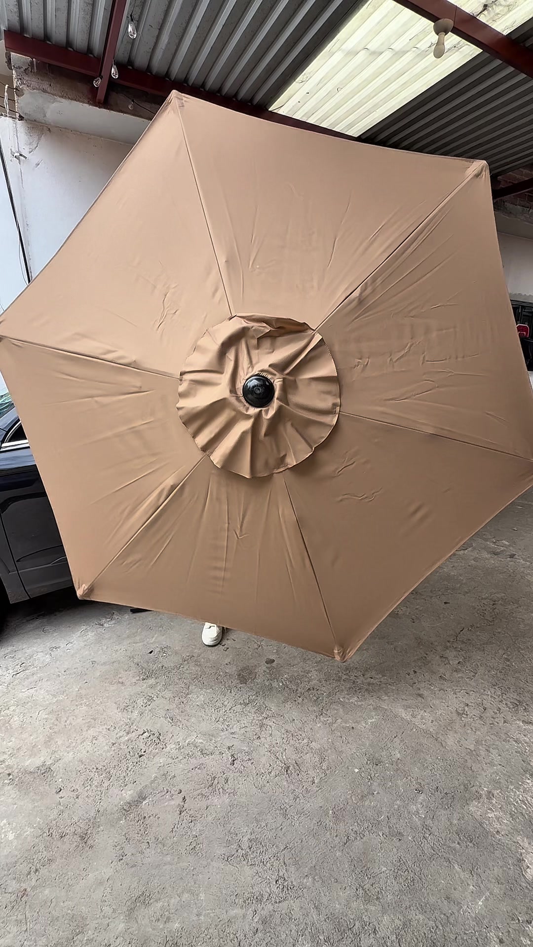 I can't believe this patio umbrella costs less than five hundred pesos. TikTok video
