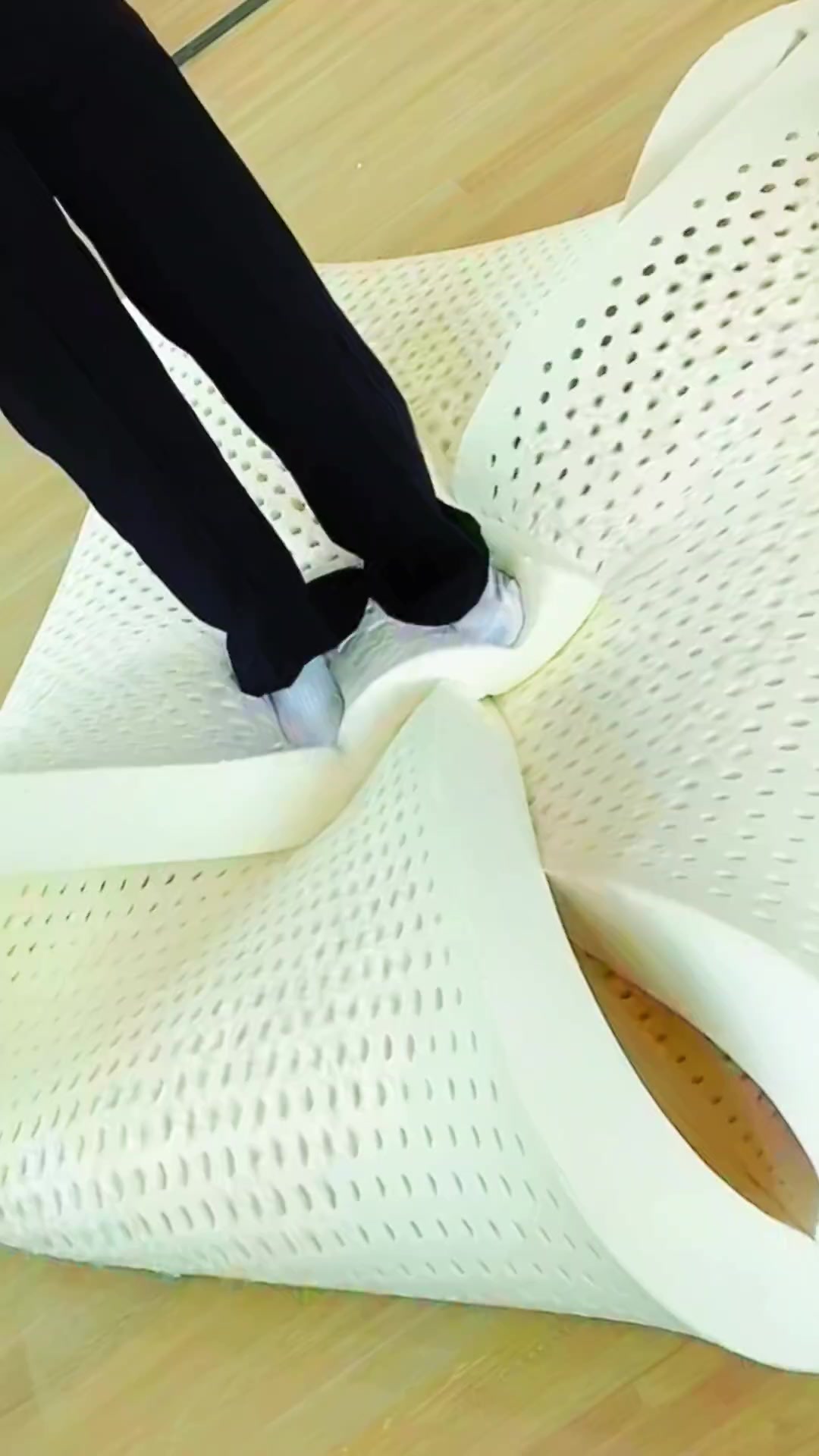 I'm telling you, this 1.8x2m natural latex mattress only costs a few hundred… TikTok video