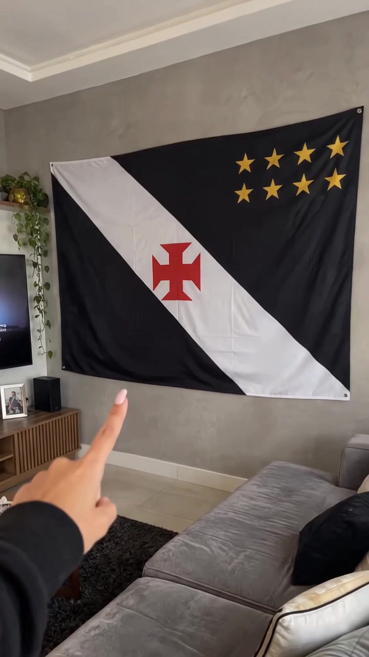 Guys, look at the size of this Vasco da Gama team flag. TikTok video