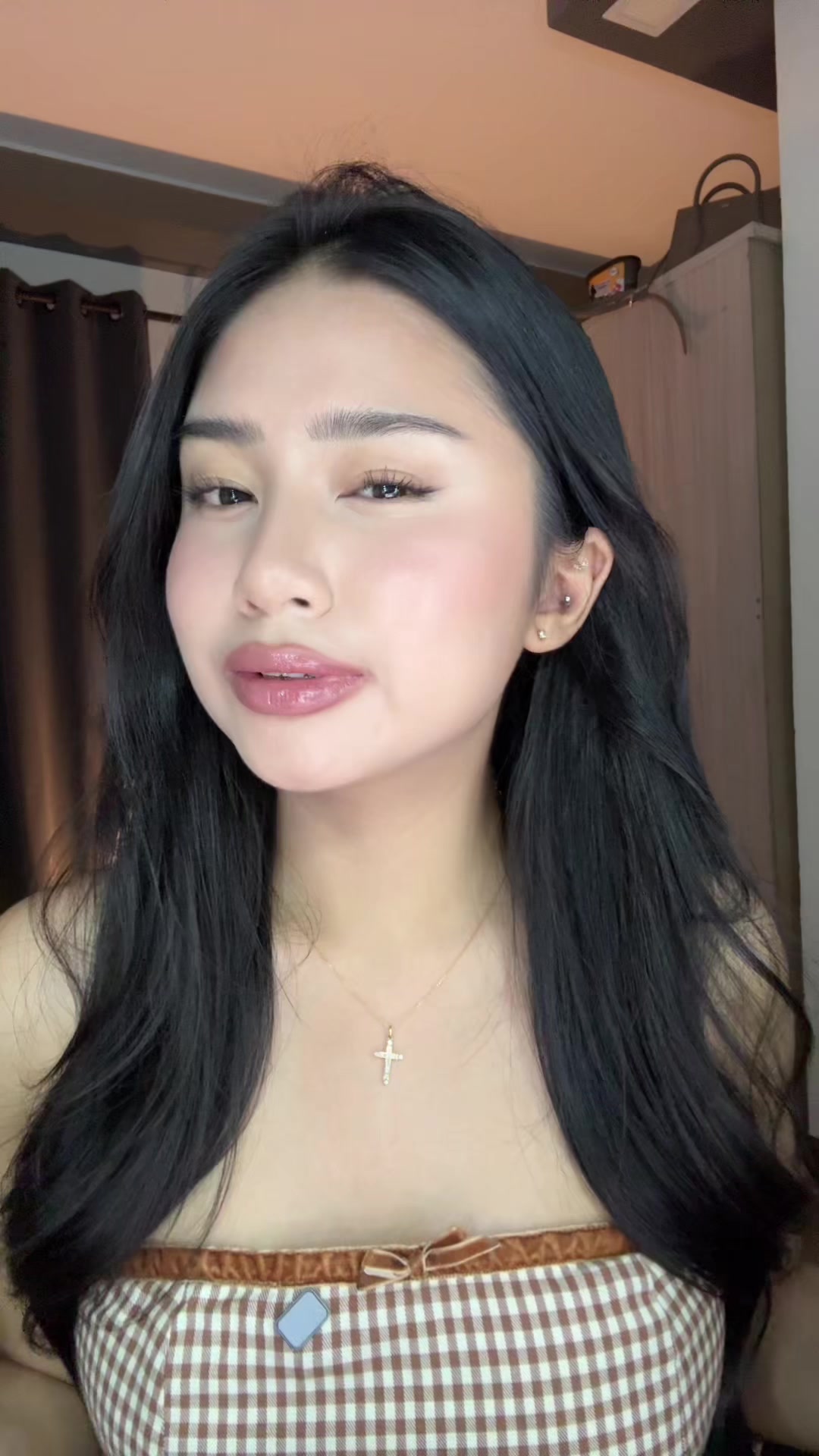 저는 늘 화장을 마친 뒤 각질을 제거하고, 립싱크하며 공유해요. TikTok video