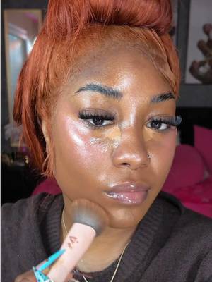 Maquillaje minimalista grabado en Xtra Muse TikTok video
