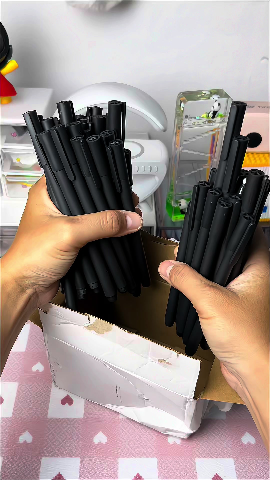 Many people say this pen leaks easily. TikTok video