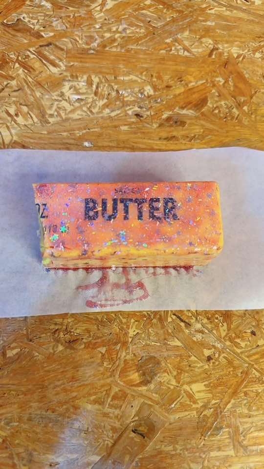 Aku lapisin kutek glitter beberapa lapis sampai cukup tebal supaya jadi crunchy (?) TikTok video