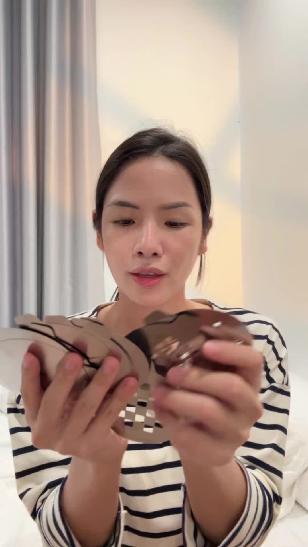 Now there is no other light on, just this one fill light can make your skin bright… TikTok video