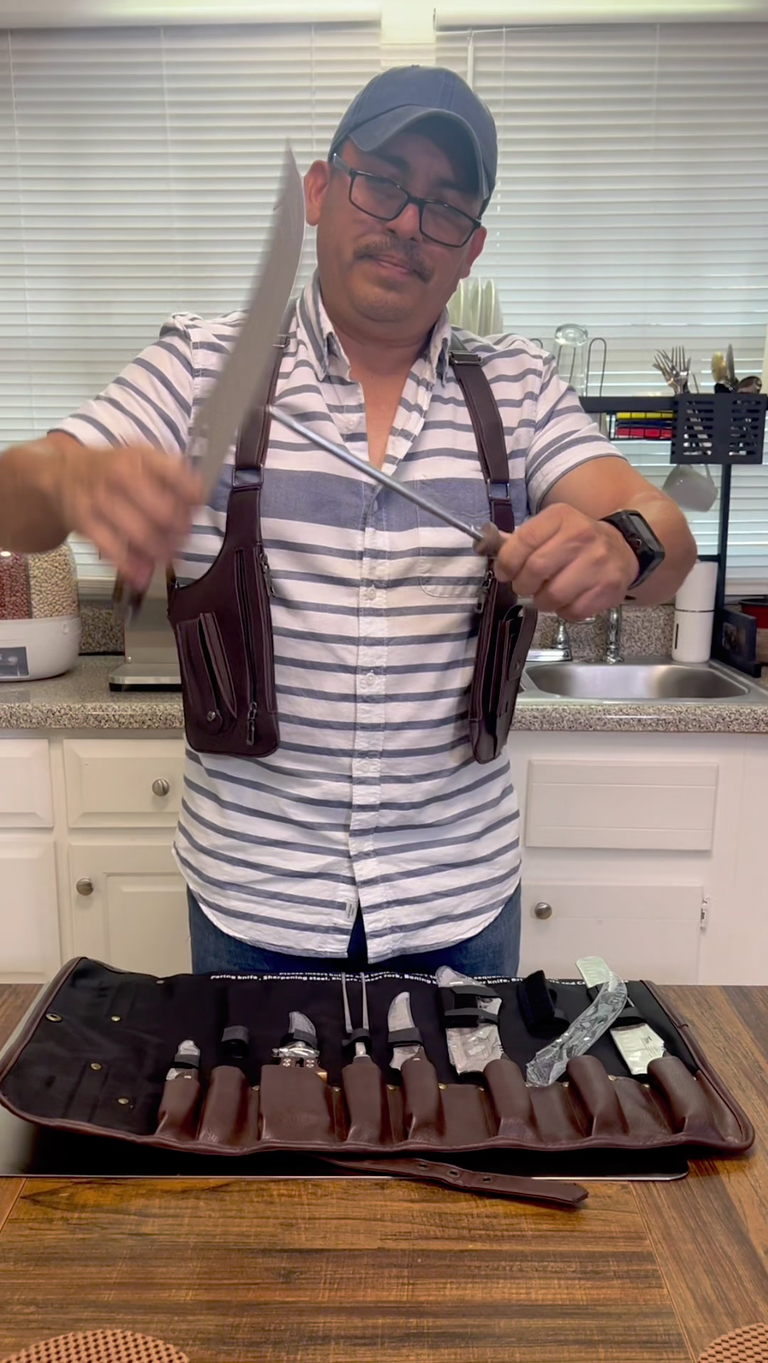My work tool, look here I carry my knives, it comes with a decorating knife, look… TikTok video