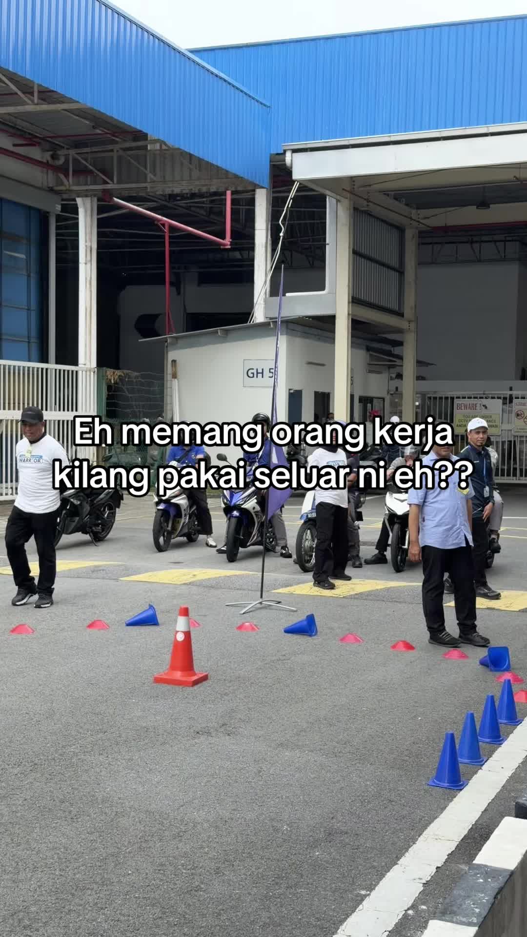 Eh, factory workers really wear these pants, right?? TikTok video