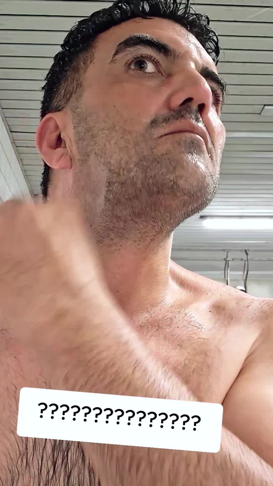 Se raser vers le bas irrite, vers le haut provoque des boutons de folliculite TikTok video
