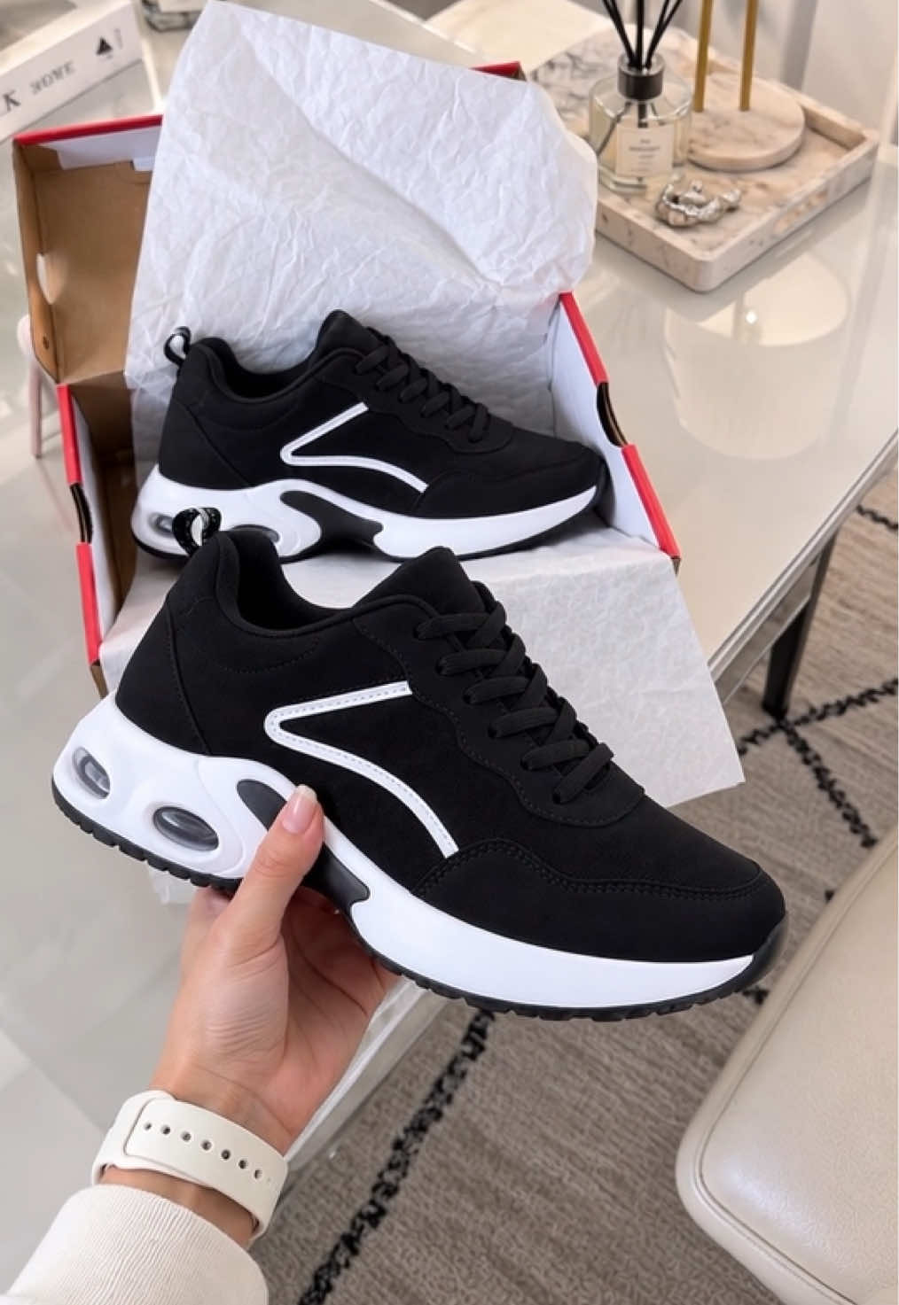Guys, I really thought this pair of shoes was expensive at first, but I found it on… TikTok video