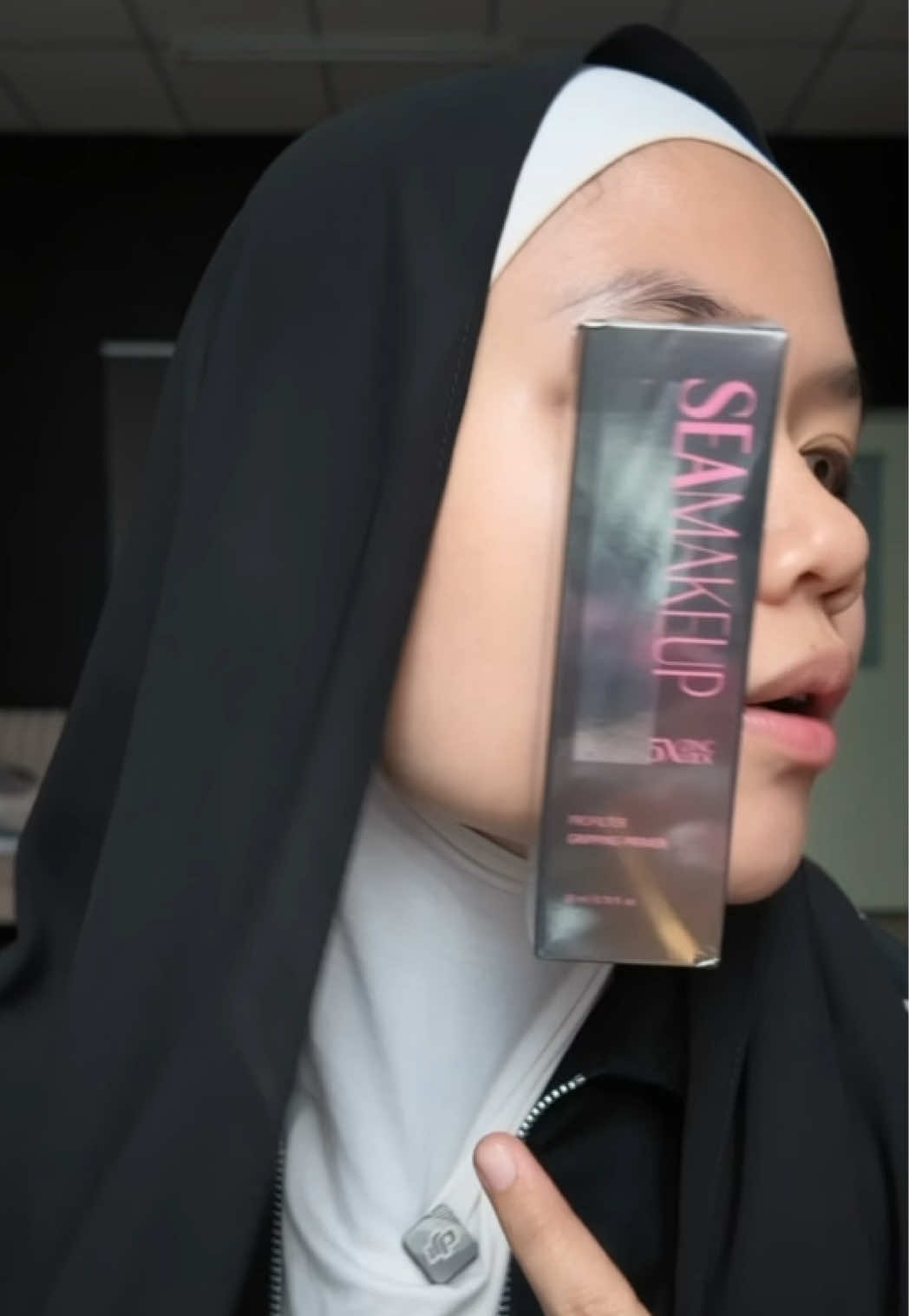 You shake your head and it can still hold firmly. TikTok video