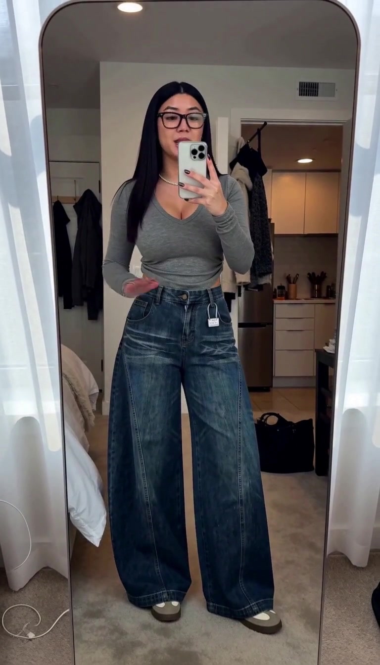 The silhouette of these baggy jeans is completely unreal. TikTok video