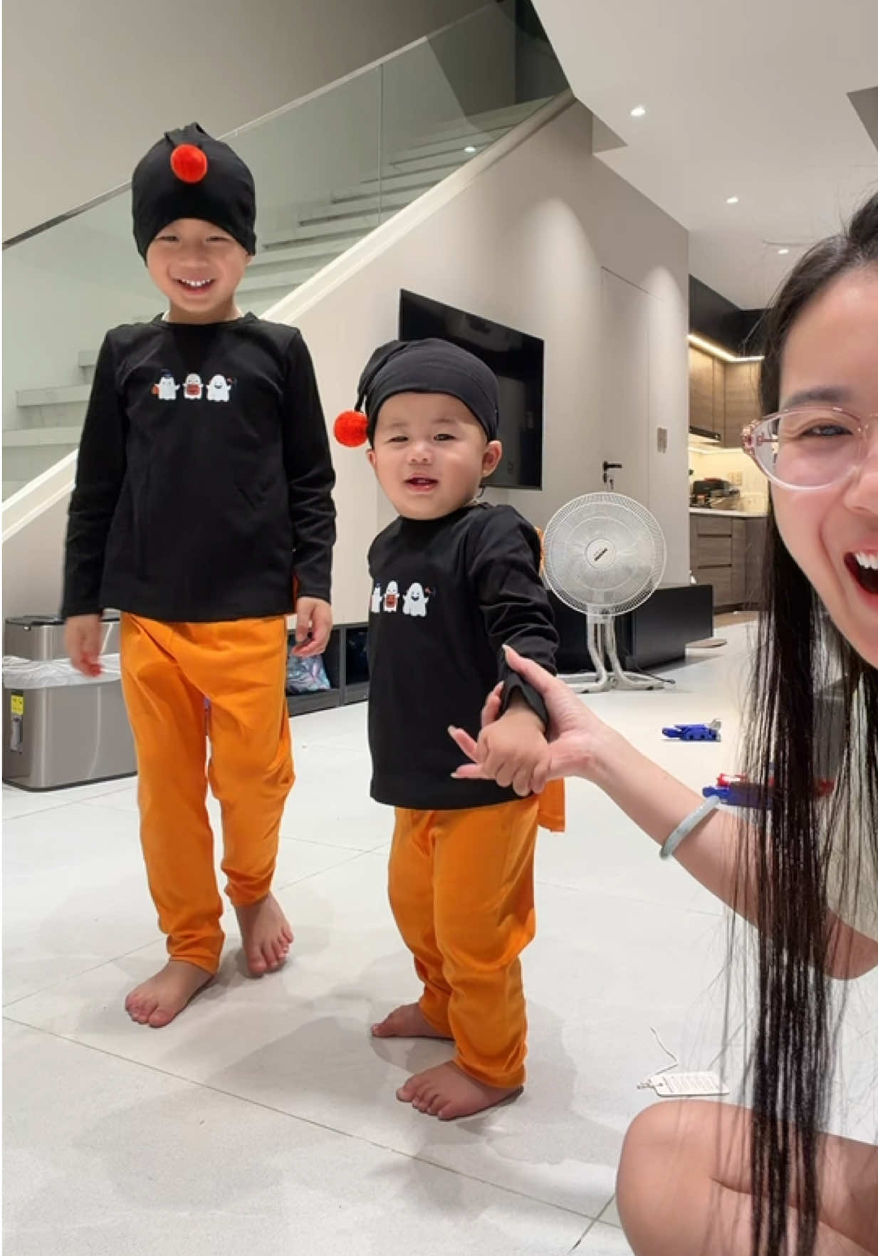 Hi everyone, today we are unboxing the 2026 Halloween outfits for Sơ and Sinh. TikTok video