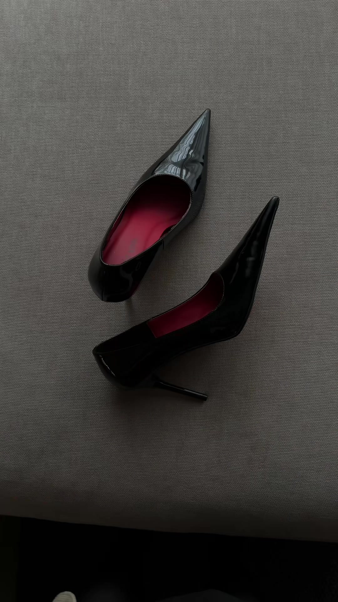 The lady shows me a pair of super pointed-toe shoes that she often wears daily. TikTok video