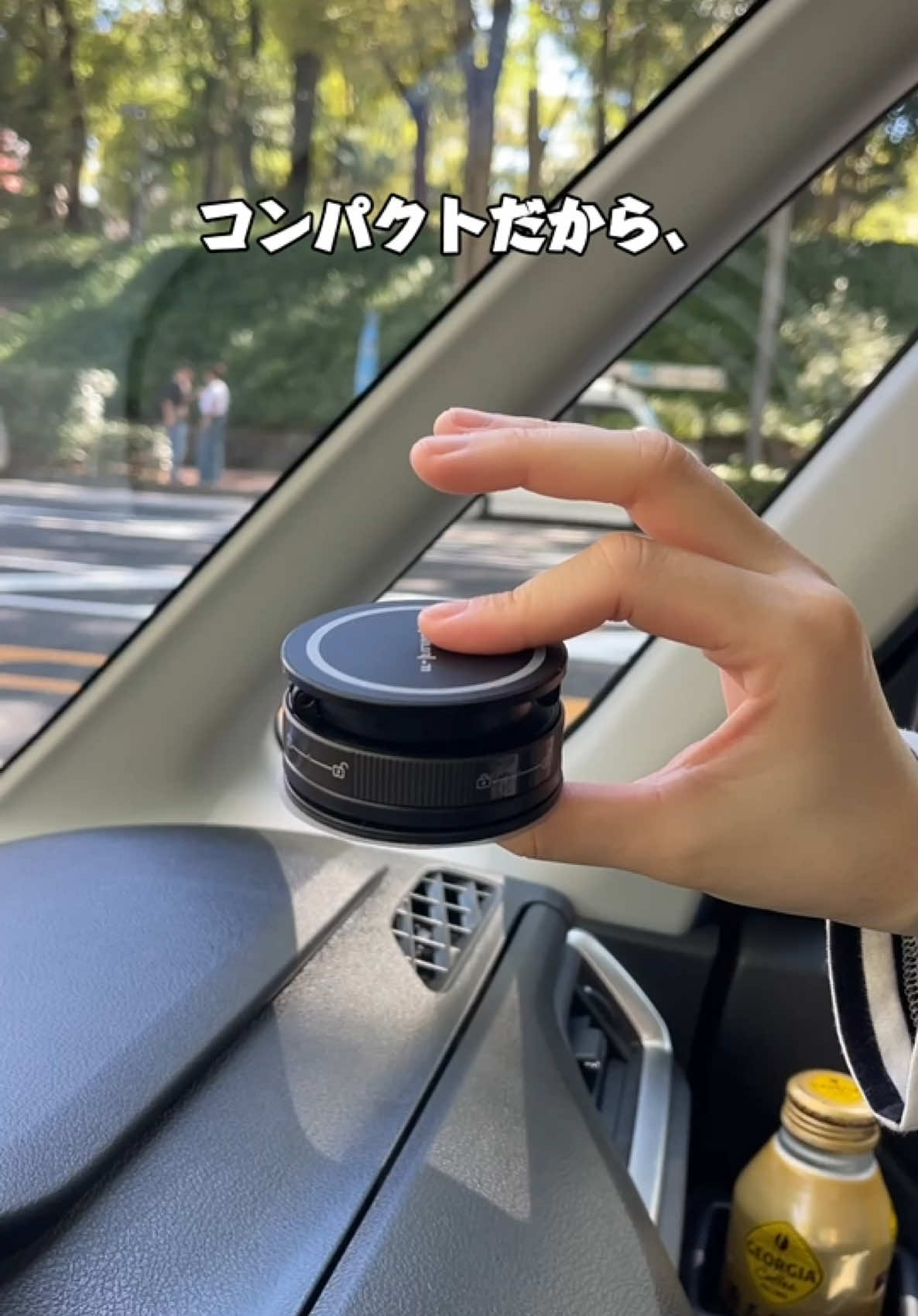 Haven't you been troubled by where to place your smartphone in the car? TikTok video