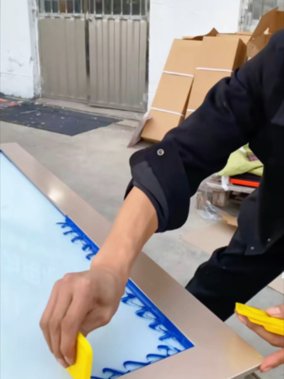 When redoing the silicone caulking at home, don't you think the hardest part is… TikTok video