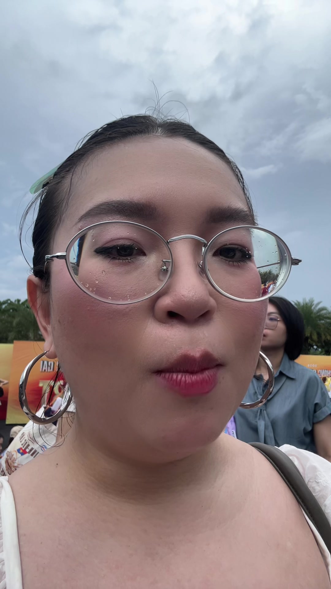 A little tip for girls going to concerts, my face and hair are soaked in rain, I… TikTok video