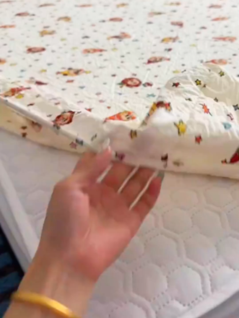 Those who don't like using quilts can choose this full-elastic fitted sheet. TikTok video