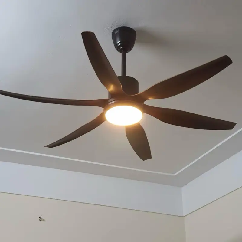 Ventilateur de plafond Fan QuạT 58 KSA-902 à 6 pales ABS aspect bois, télécommande, 6 vitesses, 3 modes d’éclairage, diamètre 1,47 m, adapté aux intérieurs vietnamiens