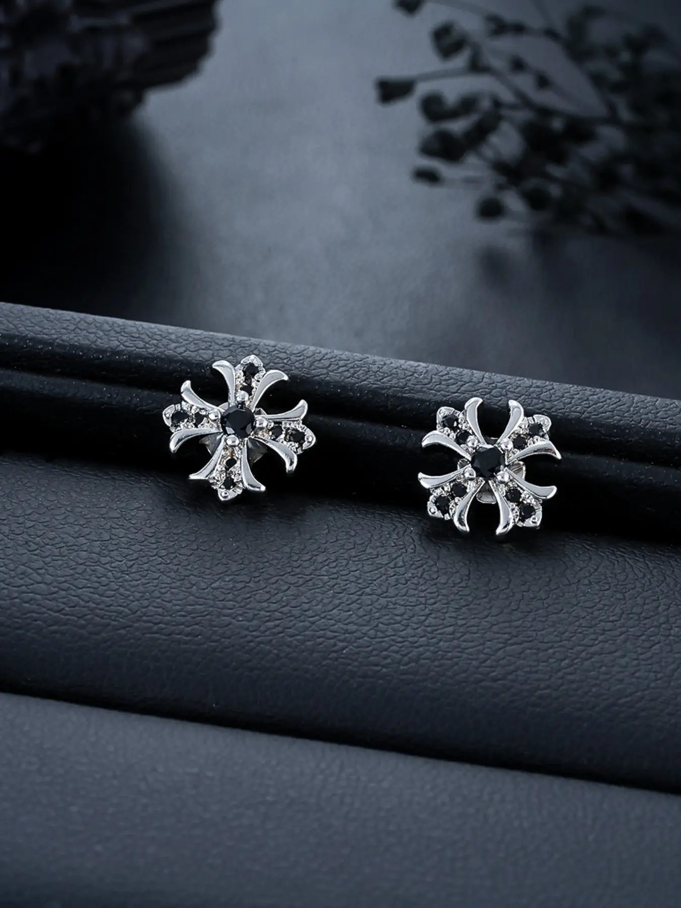 Boucle d’oreille croix sans perçage, design hip-hop original, élégante et polyvalente, finition haut de gamme, idéale au quotidien ou comme idée cadeau