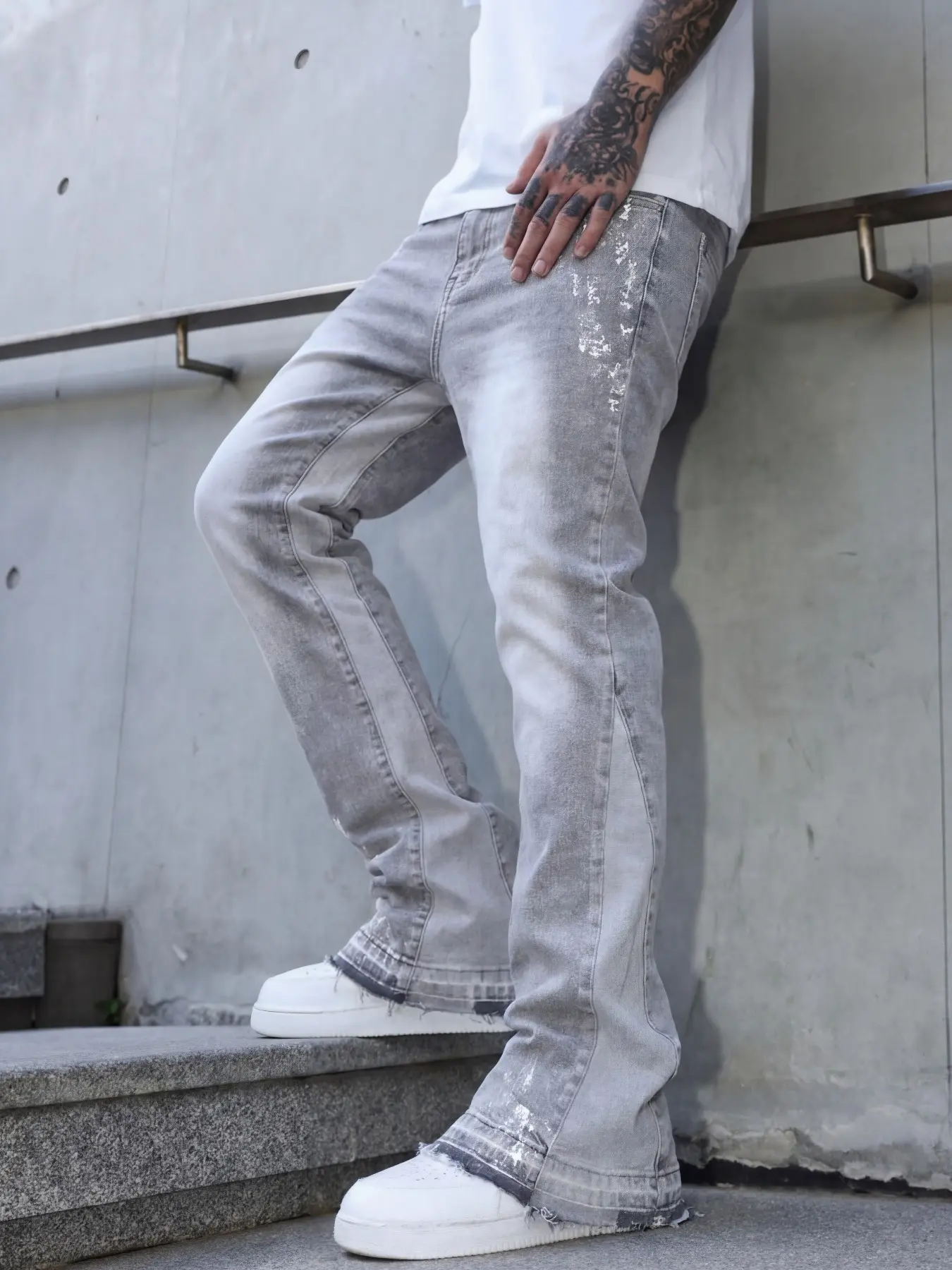 Quần jean nam ống loe phong cách streetwear vintage, denim co giãn wash màu, hiệu ứng rách thời trang, dáng quần hip-hop mặc hằng ngày thoải mái