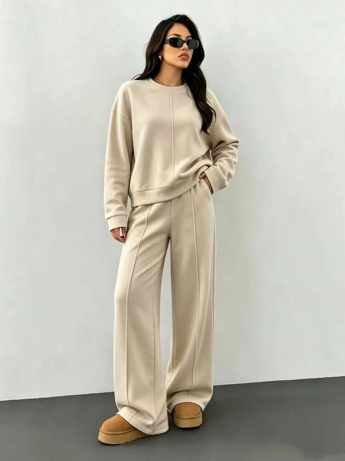 Europäisches Damen-Strickset für Herbst und Winter 2026: lockeres Langarm-Sweatshirt und Hose mit weitem Bein, modisches Freizeitset für den Alltag