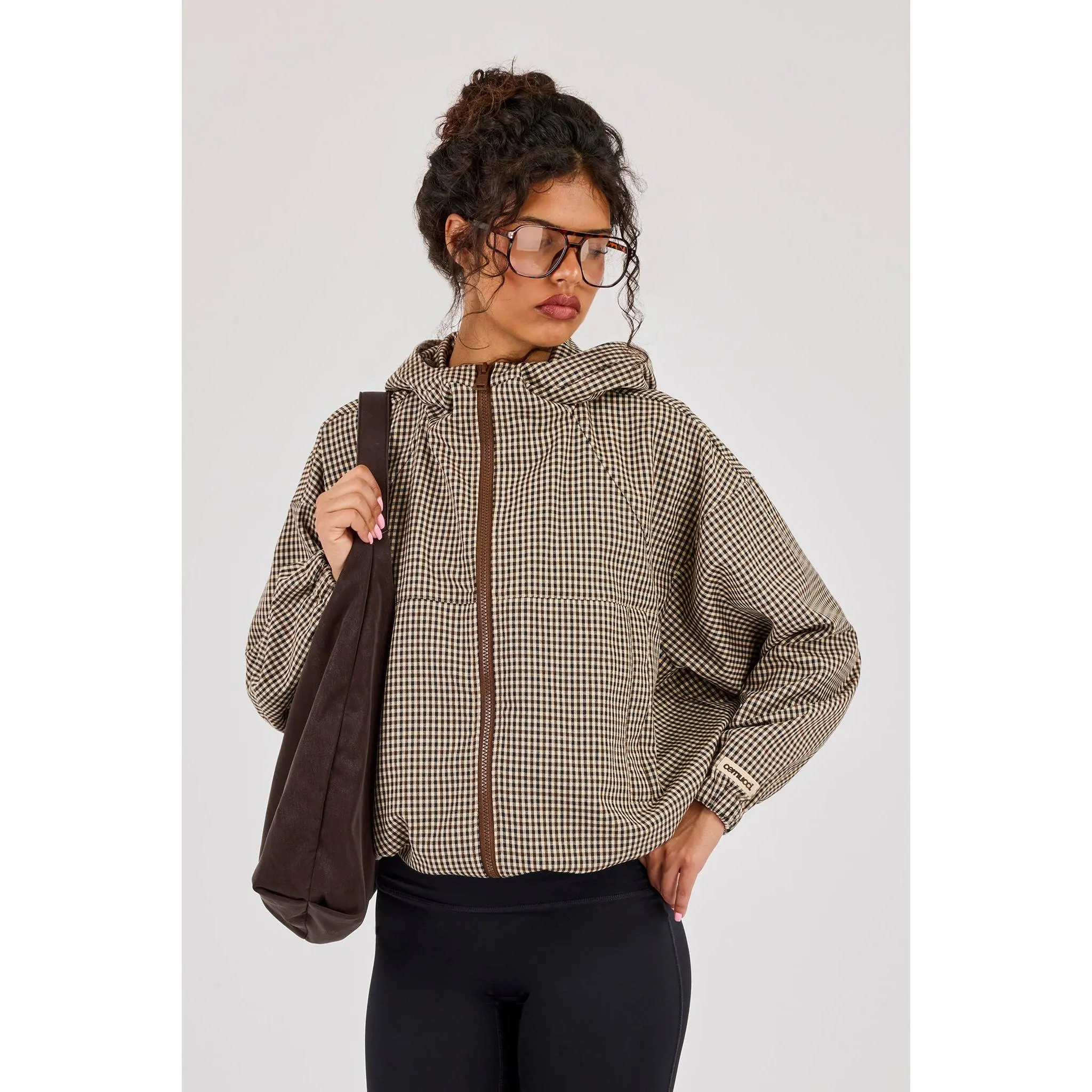 Chaqueta con capucha y estampado de cuadros, color marrón