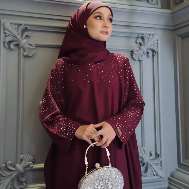 HULWA INAYA | Conjunto importado de Dubai com 1 abaya + xale grátis, lançamento 2026, abaya em cetim diamond fosco