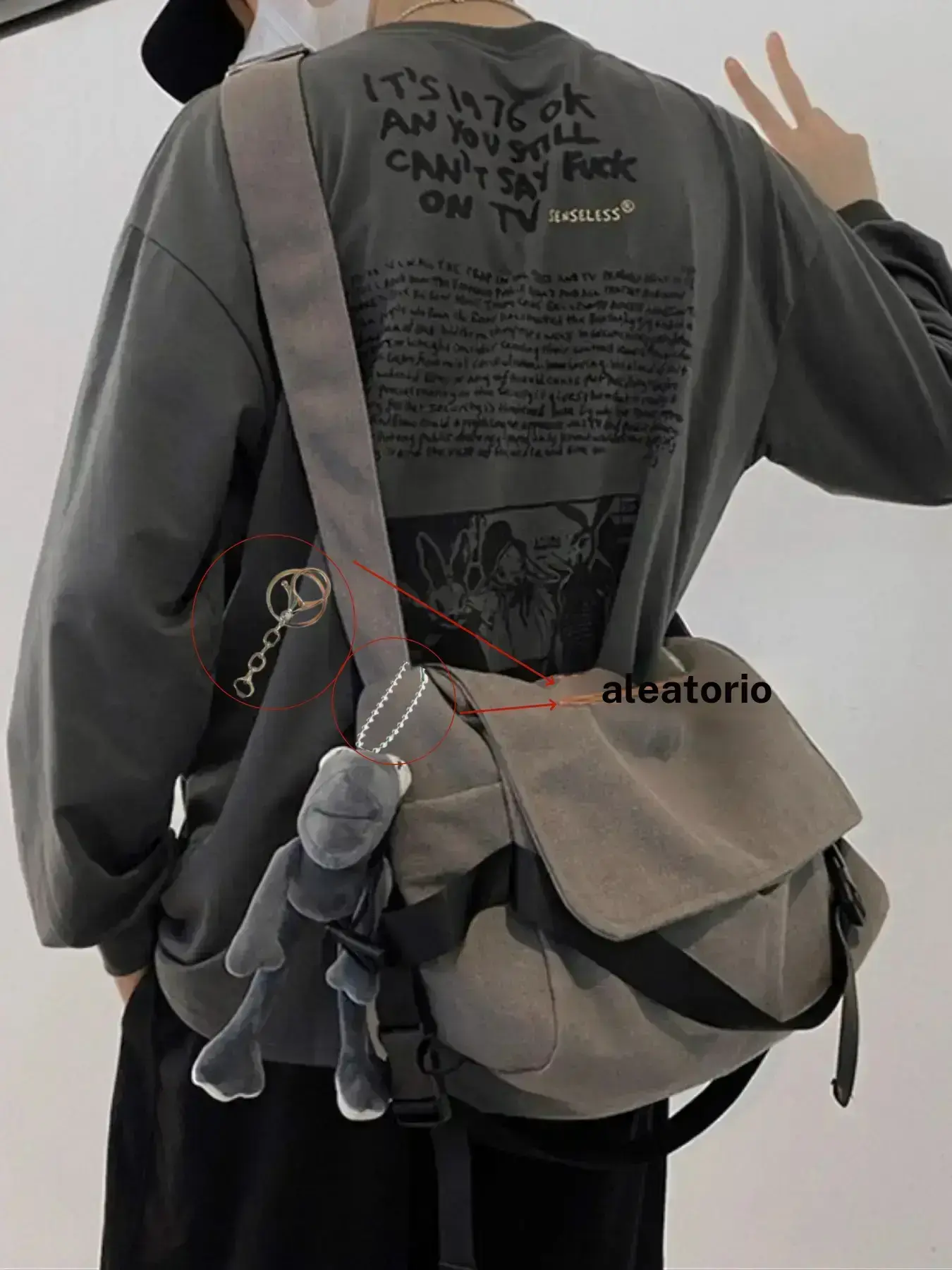 Bolsa Tiracolo Masculina de Lona, Plana, Lisa e Moderna, Versátil, com Pingente de Desenho Animado, Grande Capacidade para Uso Diário, Trabalho e Escola #TOP PICKS