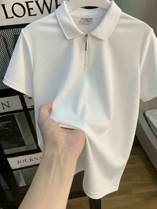 Polo Shirt Pria Elegan dengan Resleting Depan Bahan Nyaman dan Desain Stylish Ideal untuk Gaya Sehari-hari dan Berbagai Kesempatan Kaos Kerah Pendek
