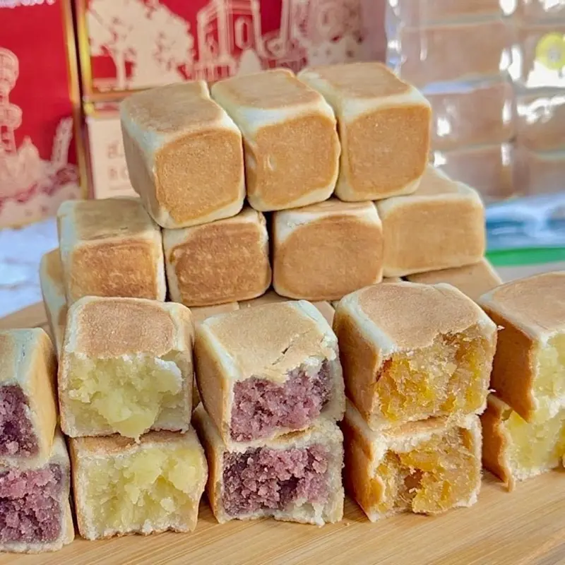 Pâtisseries traditionnelles en forme de cubes, savoureuses – garniture au choix dans le panier