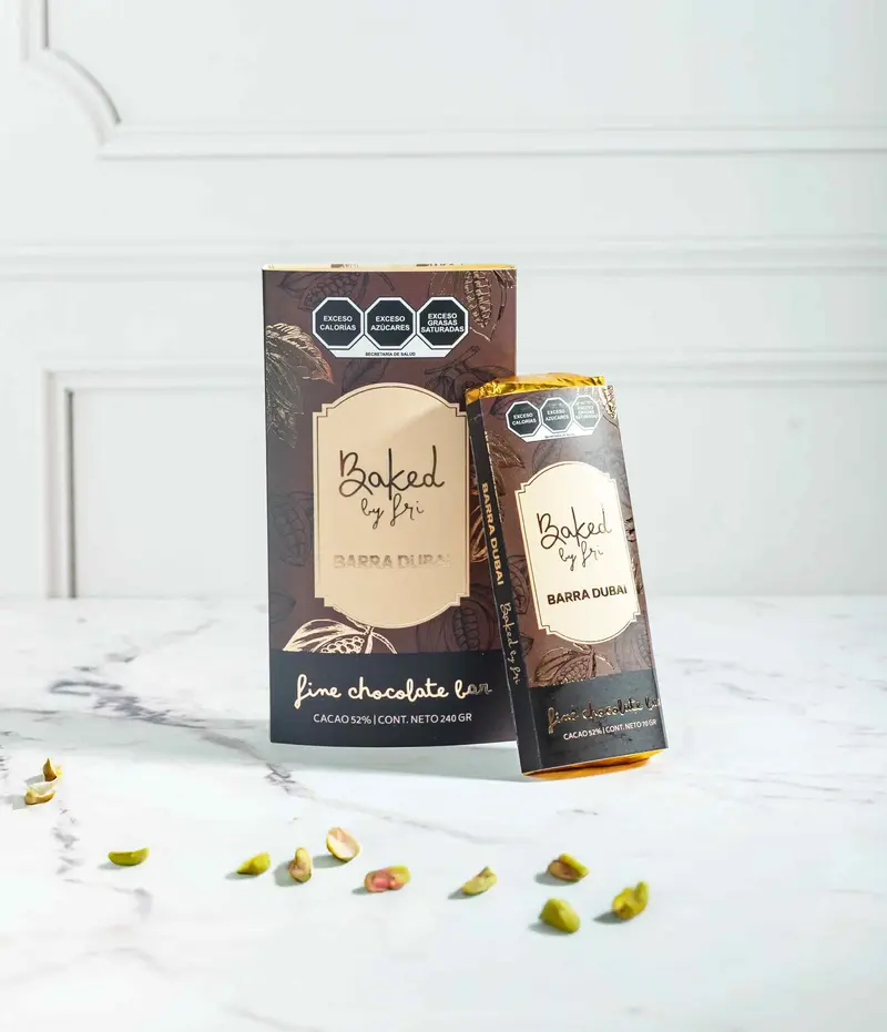 Sô cô la Dubai Baked By Fri nhân hạt dẻ cười và kataifi giòn, phủ lá vàng ăn được 24k