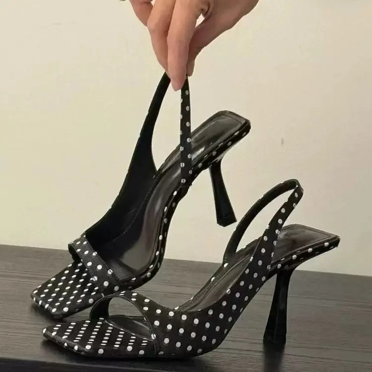 พร้อมส่ง รองเท้าส้นสูงส้นเข็มเเต่งลายน่ารักมินิมอล พร้อมส่งจากไทย R582