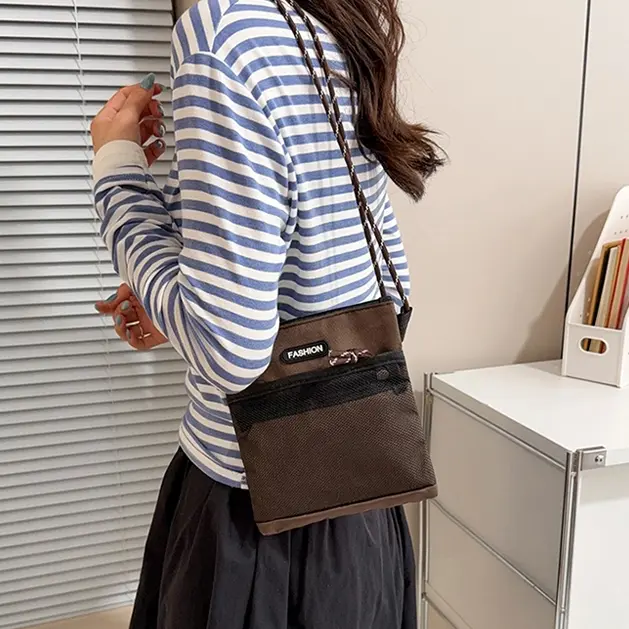 Bolso bandolera Mumu 2130 con cordón anudado y bolsillo frontal de malla para uso diario