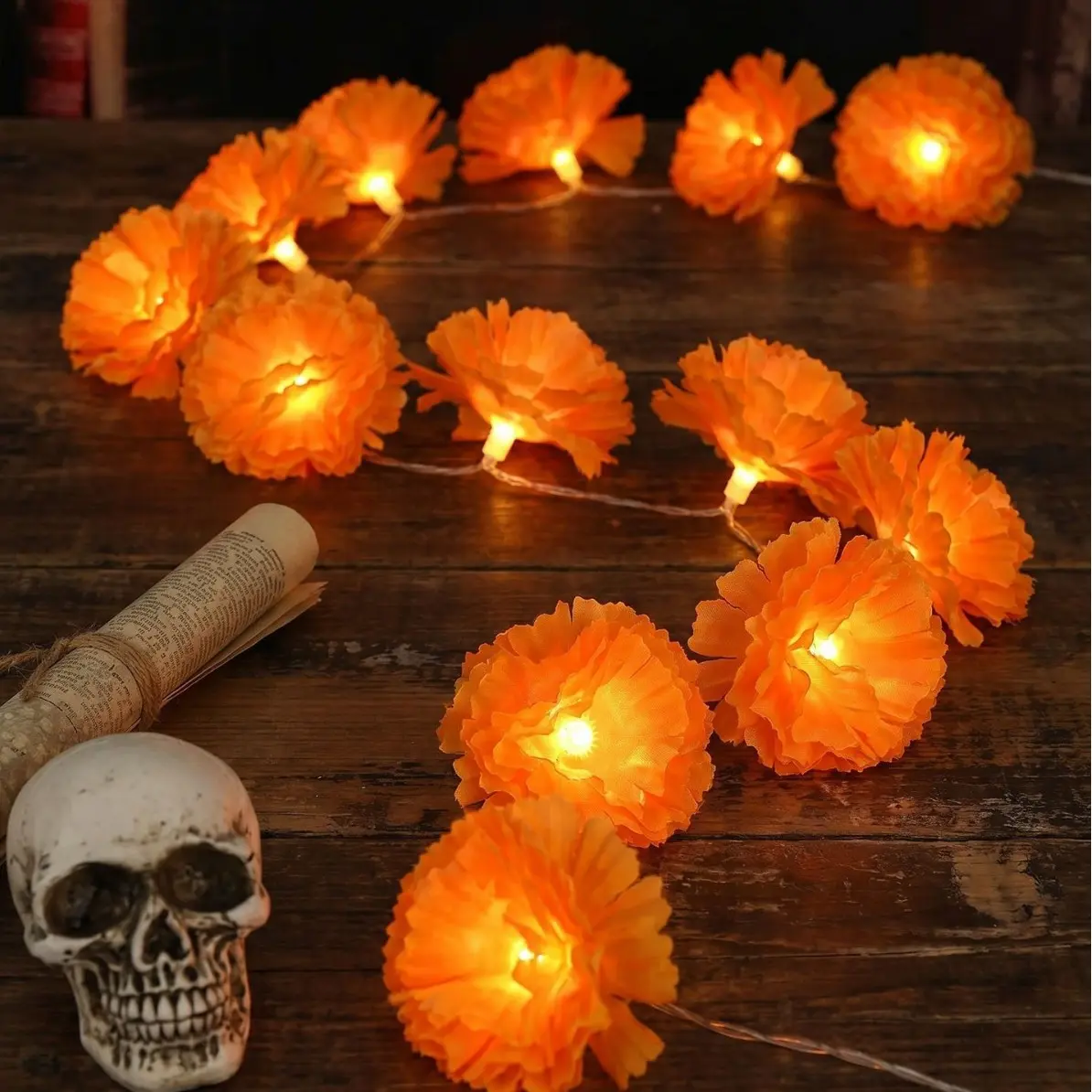 Tira de Luces LED de Cempasúchil – 1.5 Metros, 10 Luces Naranjas, Funciona con 2 Pilas, Ideal para Decoración de Día de Muertos y Fiestas Nocturnas